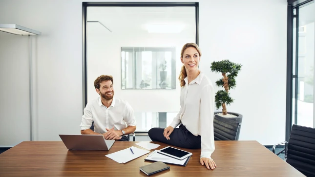 Ein Mann und eine Frau sitzen in einem Büro