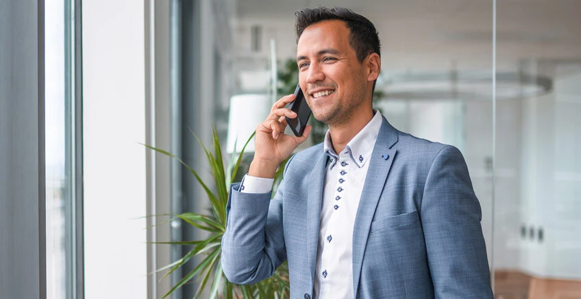 Ein Mann telefoniert mit einem Smartphone