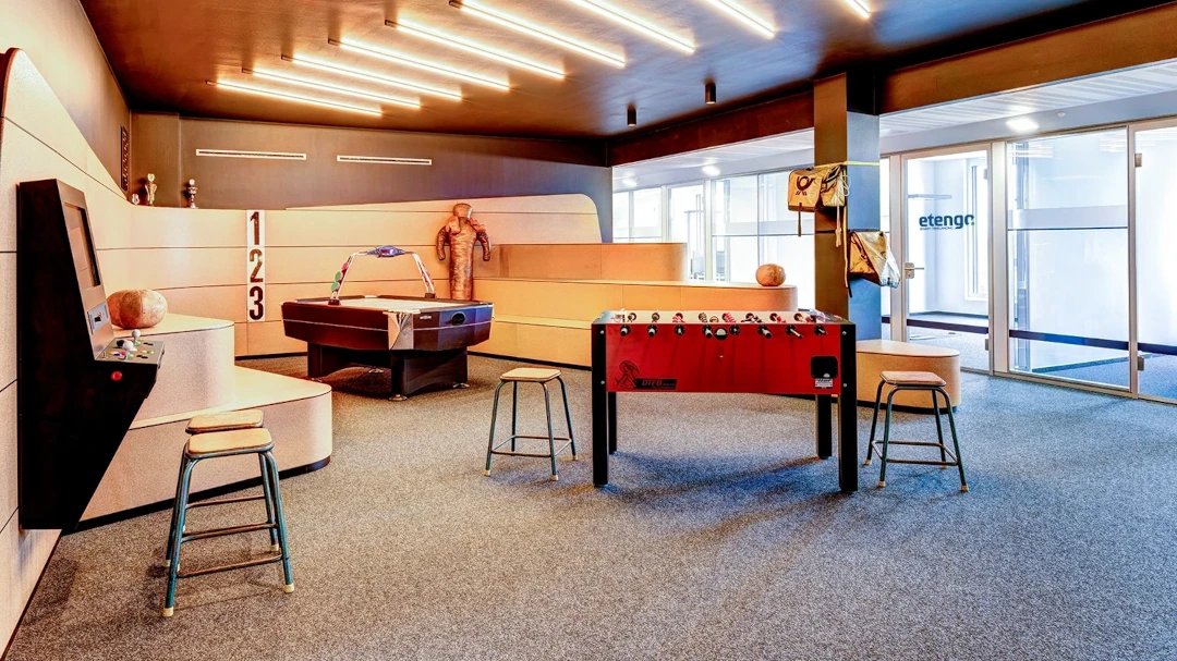 Aufenthaltsraum mit Tischkicker, Airhockey und Arcade-Automat