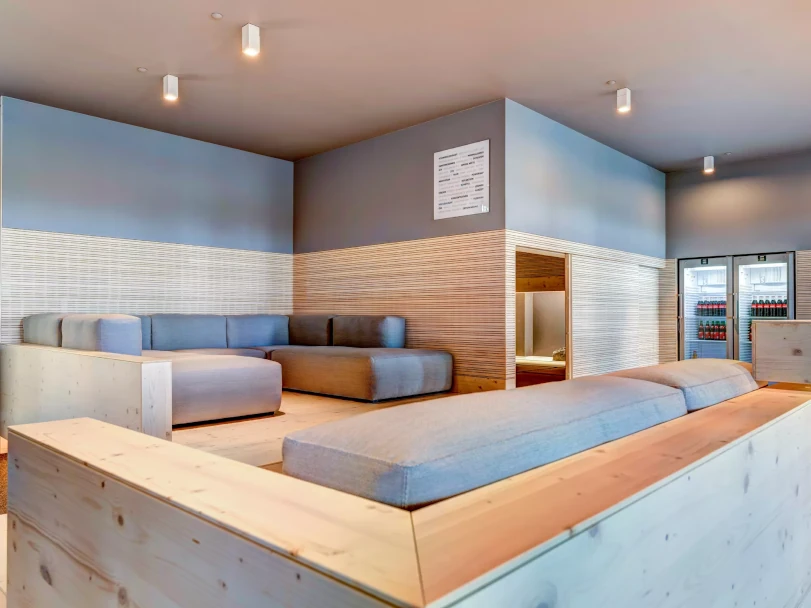 Aufenthaltsraum mit Sofas und Getränkekühlschrank