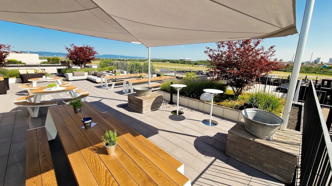 Blick auf die Dachterrasse mit Sonnensegel