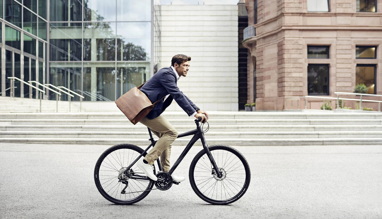 Ein Mann fährt Fahrrad vor einer Treppe