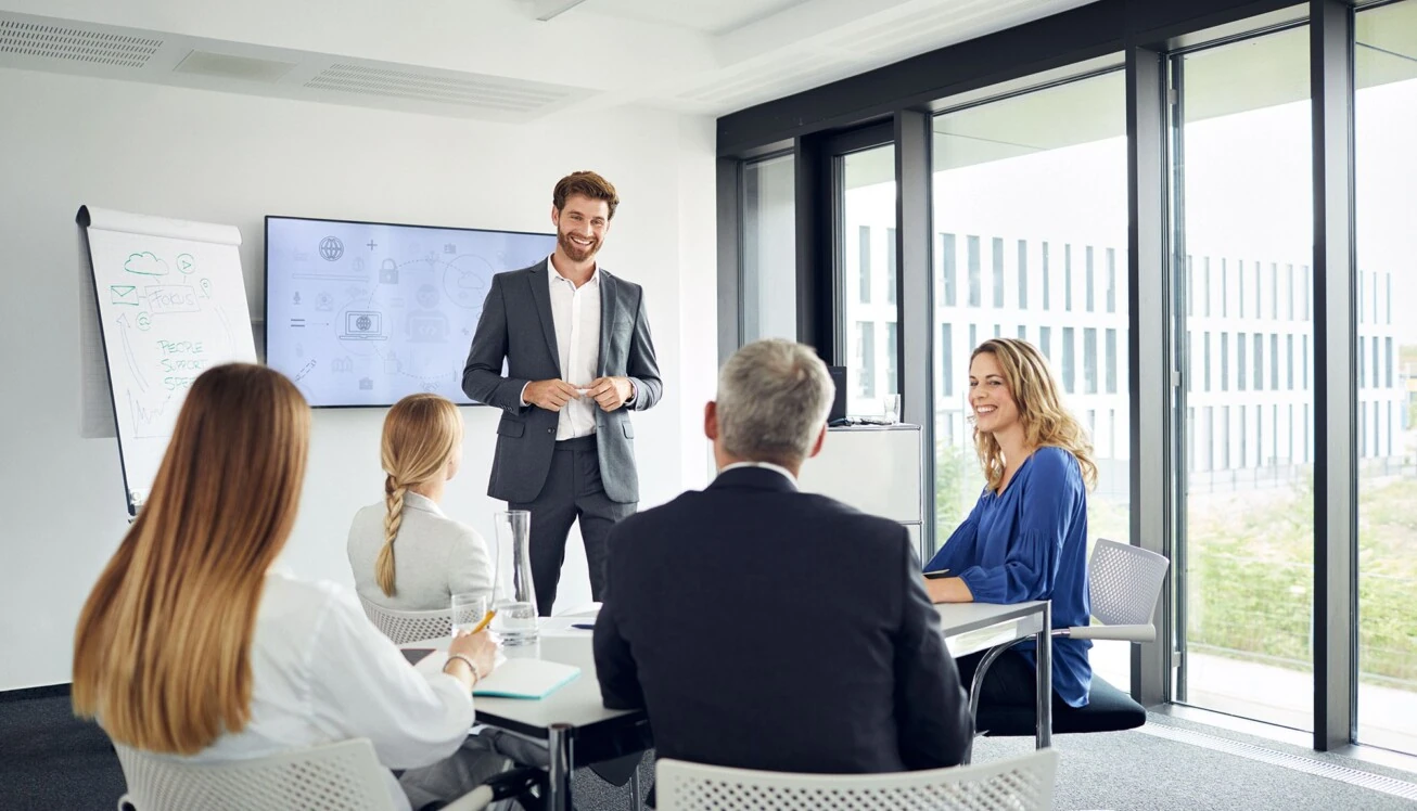 Eine Gruppe von Menschen in einem Meeting