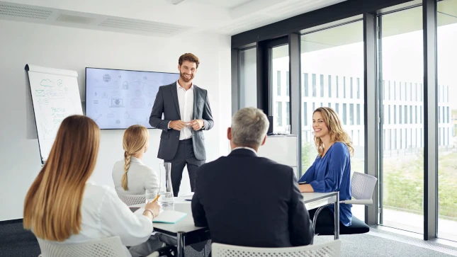 Eine Gruppe von Menschen in einem Meeting