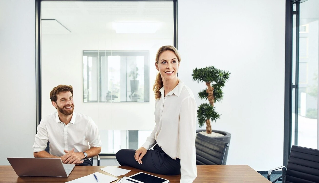 Zwei Personen in einem modernen Büro