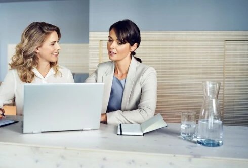 Zwei Frauen arbeiten gemeinsam an einem Notebook